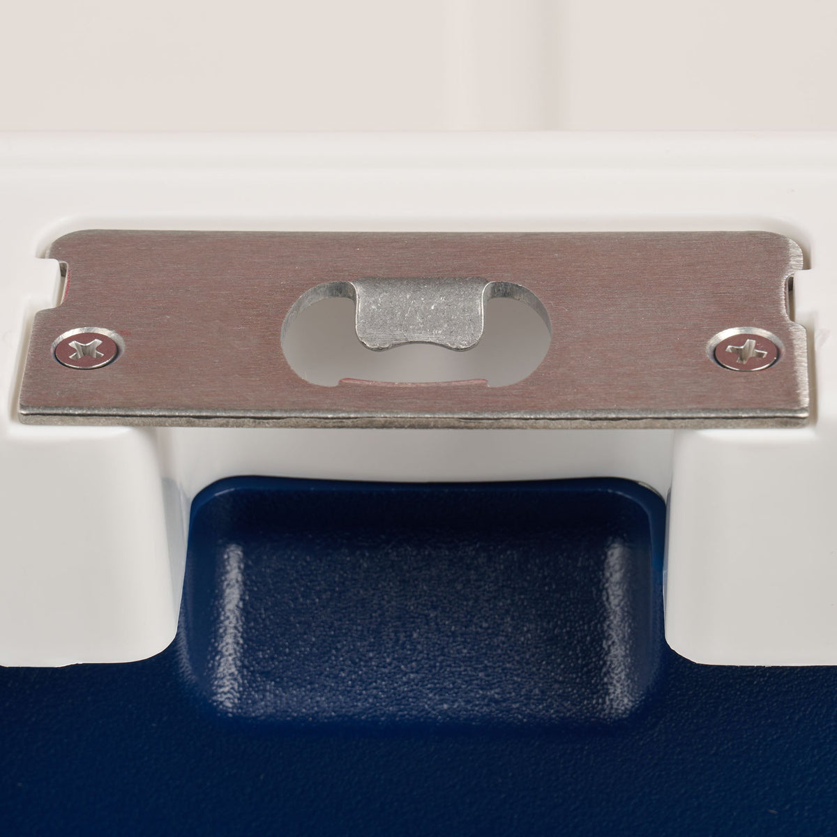 trailmate-75-qt-roller-cooler-r7 00035111-BO.jpg